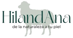 logotipo de hiland Ana, salen las letras de la marca y la silueta de una oveja por detras. Debajo de las letras del logo pone de la naturaleeza a tu piel